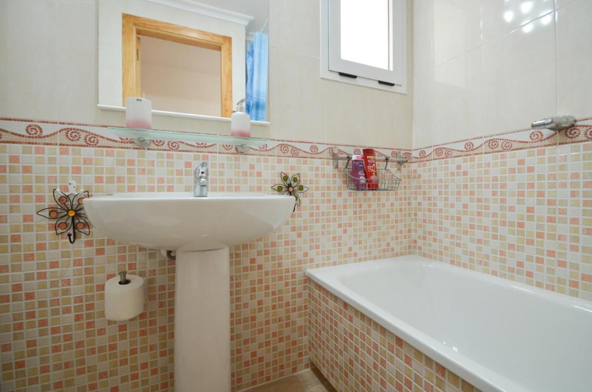 Schoene Wohnung Mit Pool , Wi-Fi Und Privat Garage Torrevieja Eksteriør bilde