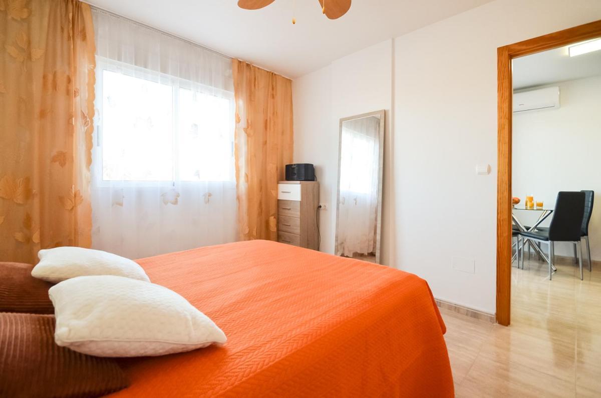 Schoene Wohnung Mit Pool , Wi-Fi Und Privat Garage Torrevieja Eksteriør bilde