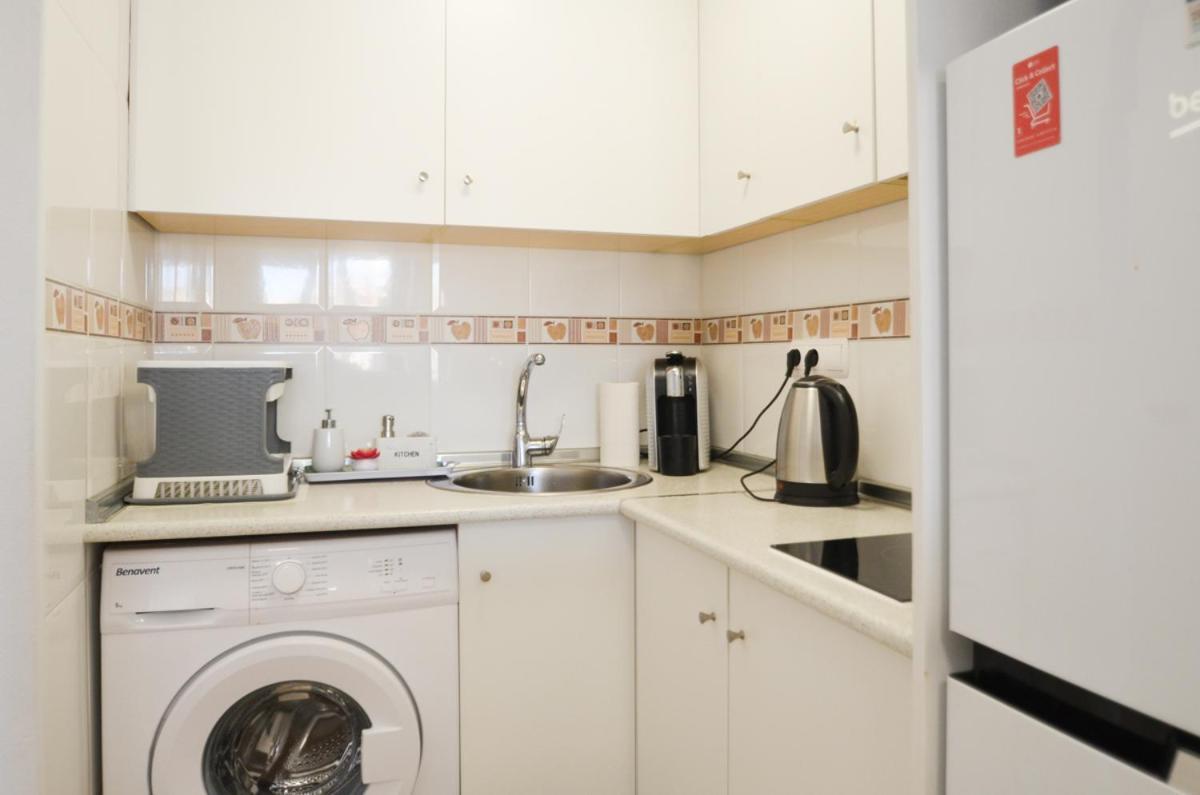 Schoene Wohnung Mit Pool , Wi-Fi Und Privat Garage Torrevieja Eksteriør bilde